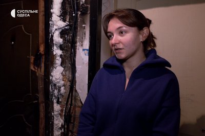 "Горіли наші машини": мешканці будинку в Одесі, в який влучили уламки дрона, оговтуються після пережитого "Горіли наші машини": мешканці будинку в Одесі, в який влучили уламки дрона, оговтуються після пережитого