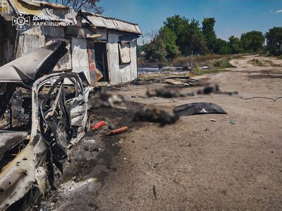 П'ятеро людей загинули, ще четверо — поранені внаслідок російських ударів по Новоплатонівці Борівської громади. Це сталося близько 10:38 29 липня. Росіяни могли завдати ударів з РСЗВ П'ятеро людей загинули, ще четверо — поранені внаслідок російських ударів по Новоплатонівці Борівської громади. Це сталося близько 10:38 29 липня. Росіяни могли завдати ударів з РСЗВ