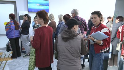 Черга людей, які прийшли оформити заяви на «Зимову підтримку», Пісочин, вересень 2026 року Черга людей, які прийшли оформити заяви на «Зимову підтримку», Пісочин, вересень 2026 року