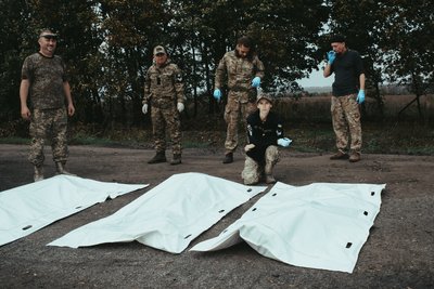 "З орками працюєш майже як на конвеєрі": як ексгумують тіла військових у прифронтових зонах "З орками працюєш майже як на конвеєрі": як ексгумують тіла військових у прифронтових зонах