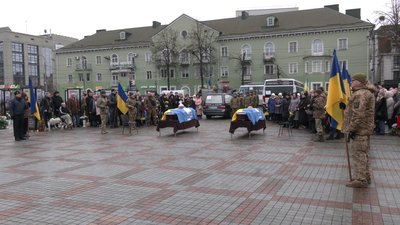 У Рівному попрощались з військовими Дмитром Кириченком та Віктором Дмитрієвим У Рівному попрощались з військовими Дмитром Кириченком та Віктором Дмитрієвим