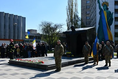 40-ві роковини вибухів на ЧАЕС: у Кропивницькому поклали квіти до пам’ятника "Жертвам Чорнобиля" 40-ві роковини вибухів на ЧАЕС: у Кропивницькому поклали квіти до пам’ятника "Жертвам Чорнобиля"