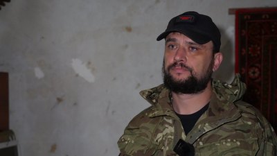 "У квартирі неможливо жити»: у житлі колишнього військовослужбовця через дощі руйнується стеля "У квартирі неможливо жити»: у житлі колишнього військовослужбовця через дощі руйнується стеля