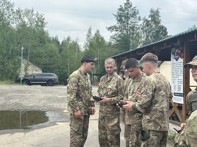 У Житомирі інструктори ЗСУ навчали молодь керувати дронами У Житомирі інструктори ЗСУ навчали молодь керувати дронами
