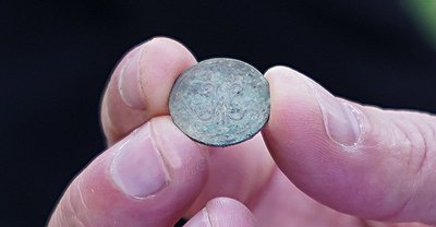 Кераміка, скло, монета 1915 року: що знайшли під колишнім кінотеатром на Соборній у Вінниці Кераміка, скло, монета 1915 року: що знайшли під колишнім кінотеатром на Соборній у Вінниці