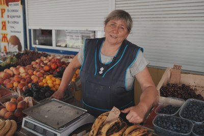 Продавчиня в Ізюмі Продавчиня в Ізюмі