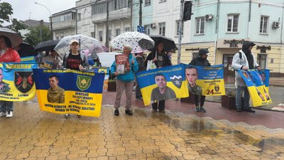 "Чекаємо його живим": у Хмельницькому понад сотня людей долучилися до щоп'ятничної акції за повернення військових "Чекаємо його живим": у Хмельницькому понад сотня людей долучилися до щоп'ятничної акції за повернення військових