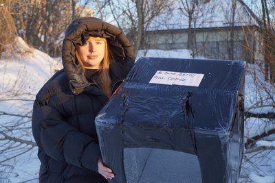 Майструють теплі будки та будують “котоготелі”. Як жителі Дніпра та Камʼянського допомагають безхатнім тваринам
