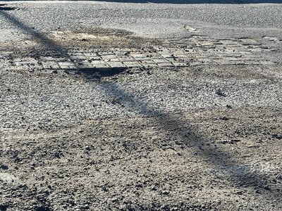 У Стрию на Львівщині ями на дорогах ремонтують бруківкою У Стрию на Львівщині ями на дорогах ремонтують бруківкою