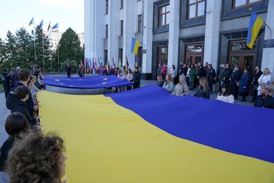 Прапор Європейського Союзу, розгорнули прапор, Тернопіль, травень 2025 Прапор Європейського Союзу, розгорнули прапор, Тернопіль, травень 2025