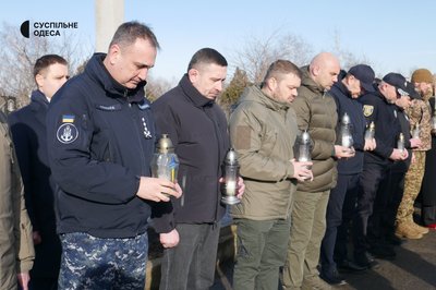Покладання квітів і спільна молитва: в Одесі провели церемонію пам’яті на Західному кладовищі Покладання квітів і спільна молитва: в Одесі провели церемонію пам’яті на Західному кладовищі