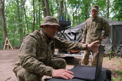 Боронять кордони Сумщини: як працює підрозділ РЕБ 158 бригади Боронять кордони Сумщини: як працює підрозділ РЕБ 158 бригади