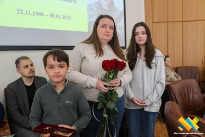 У Житомирі родинам загиблих військових передали державні нагороди У Житомирі родинам загиблих військових передали державні нагороди