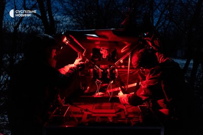 Військові з батальйону "Щедрик" готують нічний бомбер до запуску Військові з батальйону "Щедрик" готують нічний бомбер до запуску