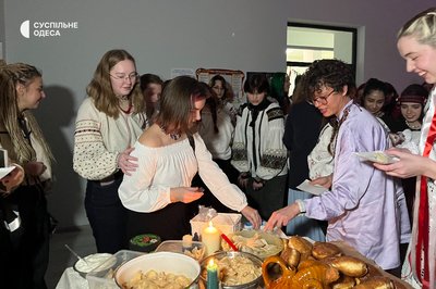 "Чи вийду я в цьому році заміж?": як в Одесі молодь ворожила на Андрія "Чи вийду я в цьому році заміж?": як в Одесі молодь ворожила на Андрія
