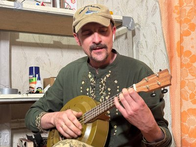 "Це ж гітара!": сапер 128 бригади ТрО "Дике поле" Андрій створив укулеле з радянської міни