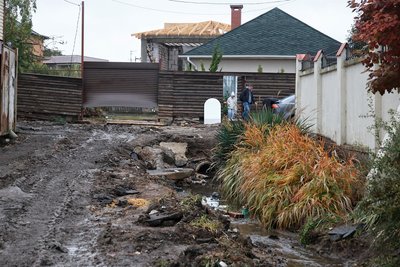 Постраждала від повені вулиця в житловому масиві Київського району міста, який зазнав найбільших руйнувань внаслідок аномальної зливи в Одесі, 1 жовтня 2025 року. Сильні дощі в Одесі 30 вересня, спричинені циклоном над Чорним морем, забрали життя 9 людей Постраждала від повені вулиця в житловому масиві Київського району міста, який зазнав найбільших руйнувань внаслідок аномальної зливи в Одесі, 1 жовтня 2025 року. Сильні дощі в Одесі 30 вересня, спричинені циклоном над Чорним морем, забрали життя 9 людей