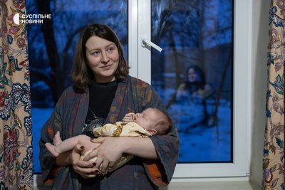 Анна з новонародженою донькою Афіною в будинку батьків її чоловіка на Київщині, 27 січня 2026 року Анна з новонародженою донькою Афіною в будинку батьків її чоловіка на Київщині, 27 січня 2026 року