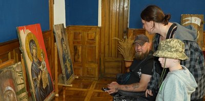 Створені на ящиках з-під набоїв: у Хмельницькому представили виставку ікон Створені на ящиках з-під набоїв: у Хмельницькому представили виставку ікон