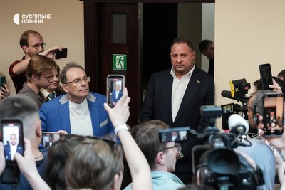 Колишній керівник Офісу президента Андрій Єрмак (в центрі) з адвокатом прибув на засідання Вищого антикорупційного суду. Київ, 12 травня 2026 року Колишній керівник Офісу президента Андрій Єрмак (в центрі) з адвокатом прибув на засідання Вищого антикорупційного суду. Київ, 12 травня 2026 року