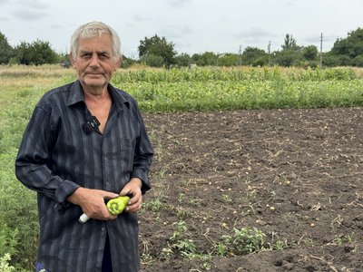 Двадцять соток картоплі, пасіка і дім: подружжя зі Степанівки залишає все через російські дрони Двадцять соток картоплі, пасіка і дім: подружжя зі Степанівки залишає все через російські дрони