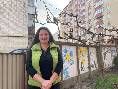 Надія Забіяка, розмальований паркан, двір будинку Надія Забіяка, розмальований паркан, двір будинку