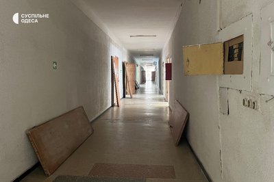 Пошкоджені двері в університеті "Одеська політехніка"