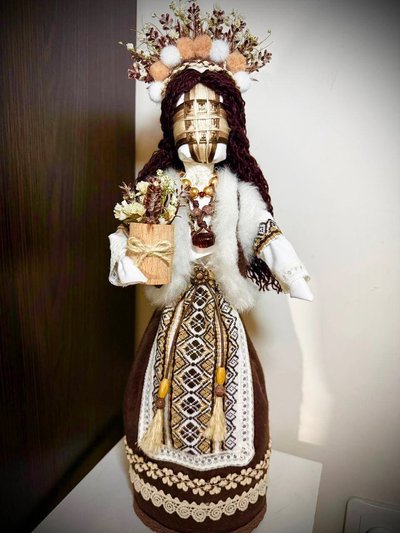 Розписані гільзи, мотанки та крило шахеда: майстриня з Ізмаїла допомагає збирати кошти для ЗСУ Розписані гільзи, мотанки та крило шахеда: майстриня з Ізмаїла допомагає збирати кошти для ЗСУ