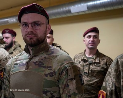 Воїни житомирської 95-ї десантно-штурмової бригади отримали нагороди від полковника Маришева Воїни житомирської 95-ї десантно-штурмової бригади отримали нагороди від полковника Маришева