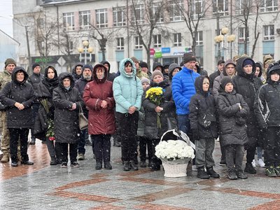 З військовими Романом Трофимчуком та Дмитром Карлюком попрощалися у Рівному З військовими Романом Трофимчуком та Дмитром Карлюком попрощалися у Рівному