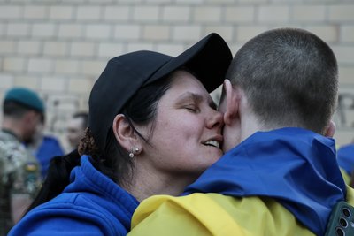 Україна та Росія провели найбільший обмін полоненими Україна та Росія провели найбільший обмін полоненими