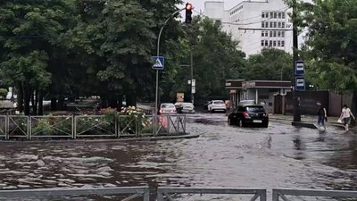 У Черкасах після зливи 8 червня деякі вулиці затопило У Черкасах після зливи 8 червня деякі вулиці затопило