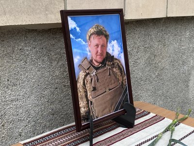 "Я досі його чекаю": у Полтаві відкрили меморіальні дошки Денису Палію та Сергію Різнику "Я досі його чекаю": у Полтаві відкрили меморіальні дошки Денису Палію та Сергію Різнику
