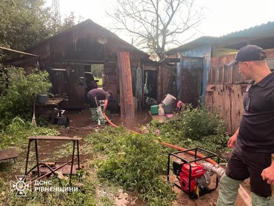 Негода на Рівненщині: були підтоплені будинки і двори, працювали рятувальники Негода на Рівненщині: були підтоплені будинки і двори, працювали рятувальники