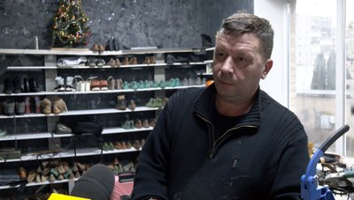 Понад 10 років чоботар з Луцька безплатно ремонтує взуття військовим