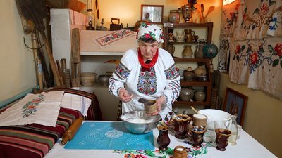 Рецепти домашніх коржів з Рівненщини: три варіанти від господині з Борщівки Рецепти домашніх коржів з Рівненщини: три варіанти від господині з Борщівки