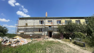 Відновлення будинку у Рогані під Харковом, по якому бив російський танк у березні 2022 року Відновлення будинку у Рогані під Харковом, по якому бив російський танк у березні 2022 року