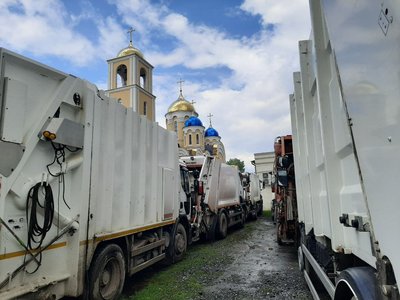 Вхід до Свято-Миколаївського собору заблокували сміттєвозами й асенізаторами, 21 травня 2025, Хмельницький Вхід до Свято-Миколаївського собору заблокували сміттєвозами й асенізаторами, 21 травня 2025, Хмельницький