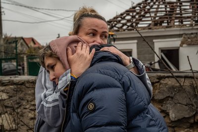 Жінки обіймаються біля свого будинку у Миколаєві, зруйнованого російським безпілотником, 6 квітня 2025 року Жінки обіймаються біля свого будинку у Миколаєві, зруйнованого російським безпілотником, 6 квітня 2025 року