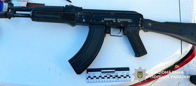 Житомирські поліцейські підозрюють чоловіка в тому, що він направляв зброю на людей