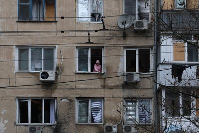 "Живемо і працюємо під вибухи". Очевидці про обстріл житлових кварталів у Корабельному районі Херсона "Живемо і працюємо під вибухи". Очевидці про обстріл житлових кварталів у Корабельному районі Херсона
