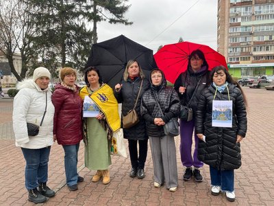 "Люди проходять повз": рідні захисників зібралися на мітинг біля міської ради в Черкасах