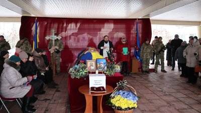 В Олександрії на Кіровоградщині попрощалися з захисником Олександром Петрашем В Олександрії на Кіровоградщині попрощалися з захисником Олександром Петрашем