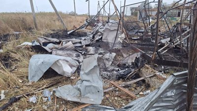 РФ атакувала рекреаційну зону на Одещині: пошкоджено будинки та автомобілі РФ атакувала рекреаційну зону на Одещині: пошкоджено будинки та автомобілі