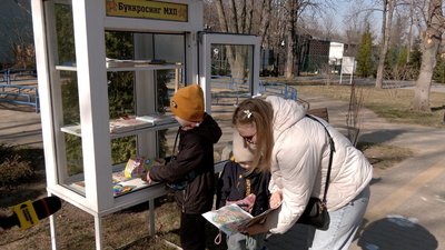 "Це не бібліотека, тут реєструватися не треба": як у місті на Вінниччині розвивають буккросинг "Це не бібліотека, тут реєструватися не треба": як у місті на Вінниччині розвивають буккросинг