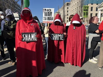 Під Білим домом пройшли мітинги за і проти вторгнення США до Ірану Під Білим домом пройшли мітинги за і проти вторгнення США до Ірану