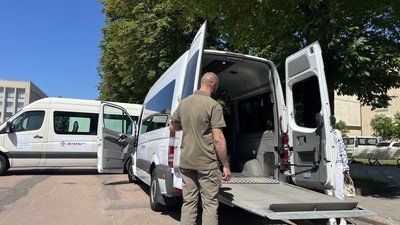 Одним автобусом вже перевозили ветеранів, які пересуваються на кріслах колісних Одним автобусом вже перевозили ветеранів, які пересуваються на кріслах колісних