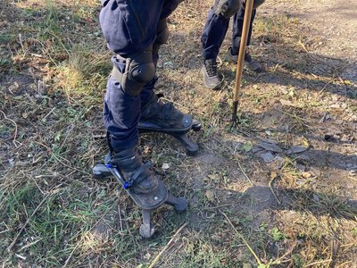 Сапери з Тернопільщини працюють в деокупованій Кам'янці на Харківщині у протимінному взутті Сапери з Тернопільщини працюють в деокупованій Кам'янці на Харківщині у протимінному взутті