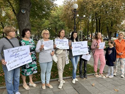 У Кременчуці організували пікет за чіткі терміни військової служби У Кременчуці організували пікет за чіткі терміни військової служби