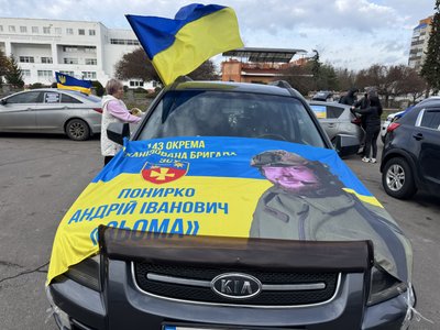 "Перед обміном нас перестали бити", — учасник автопробігу на підтримку полонених у Сумах "Перед обміном нас перестали бити", — учасник автопробігу на підтримку полонених у Сумах
